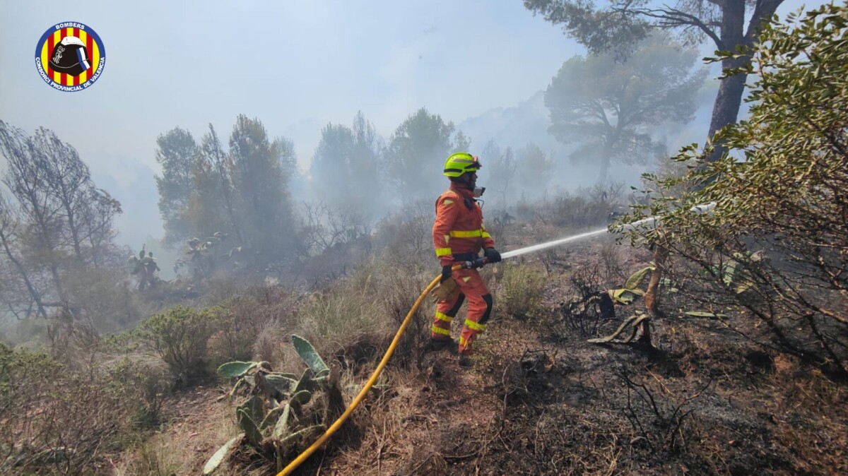 Bombero del Consorcio participando en las tareas de extinción del incendio de Puçol